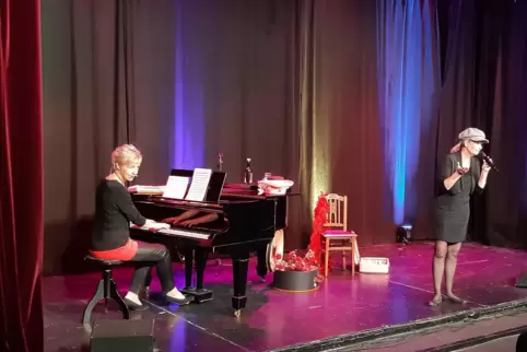 „Was ihr Herz begehrt“ heißt das Gastspiel von Stefanie Titus am Klavier und Anja Hubert, mit dem sie den Zuschauern am Samstag 