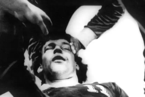 Kurz nach dem Unfall beim Europapokalspiel 1979 im ungarischen Tatabánya: Joachim Deckarm liegt bewusstlos mit Kopfverletzung au Kurz nach dem Unfall beim Europapokalspiel 1979 im ungarischen Tatabánya: Joachim Deckarm liegt bewusstlos mit Kopfverletzung au