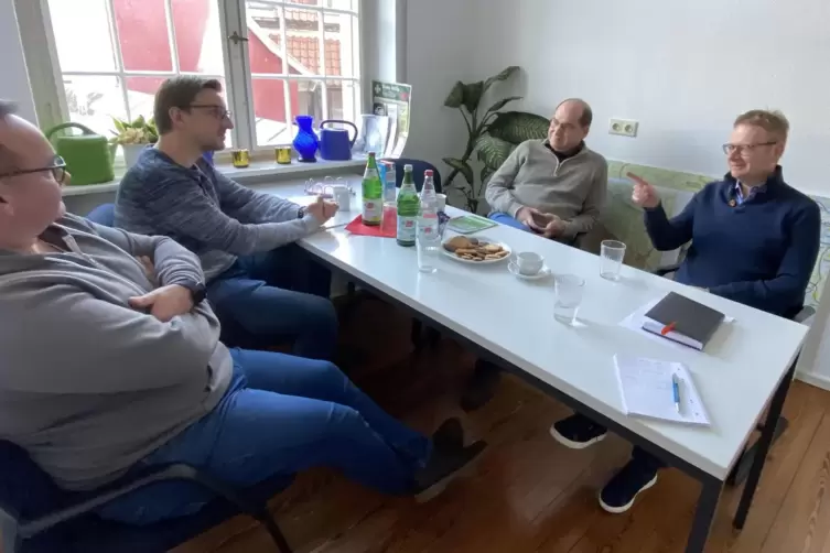 Ralf Wittenmeier, Christoph Demko und Michael Gottschalk im Gespräch mit Thomas Gebhart (von links nach rechts). 