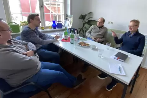 Ralf Wittenmeier, Christoph Demko und Michael Gottschalk im Gespräch mit Thomas Gebhart (von links nach rechts). 