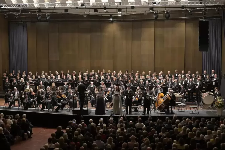 Nach dem letzten Ton und einer kurzen Verschnaufpause setzte gewaltiger Jubel ein: der Beethovenchor im Konzertsaal des Pfalzbau