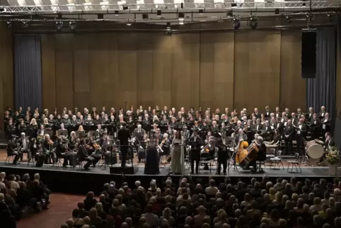 Nach dem letzten Ton und einer kurzen Verschnaufpause setzte gewaltiger Jubel ein: der Beethovenchor im Konzertsaal des Pfalzbau