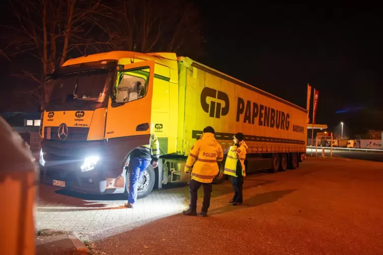 Insgesamt kontrollierte die Polizei 65 Lkws. 