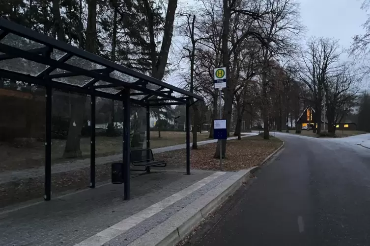 Am frühen Montagmorgen war die Bushaltestelle „Burgstraße“ in Alsenborn verwaist. Wegen des angekündigten Busfahrer-Streiks hatt