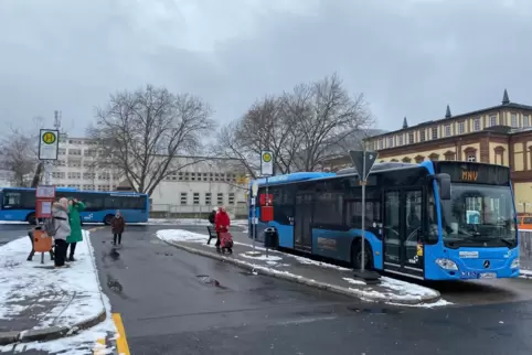 Unser Bild zeigt Busse der Mittelhaardt Nahverkehrsgesellschaft mbH, die im Gegensatz zur ebenfalls in Neustadt fahrenden Palati