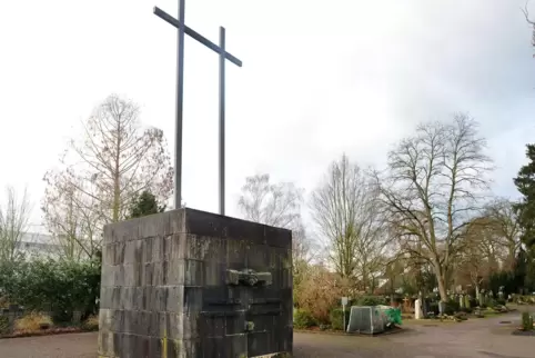 Denkmal auf dem Friedhof: Gegenstand einer Debatte.
