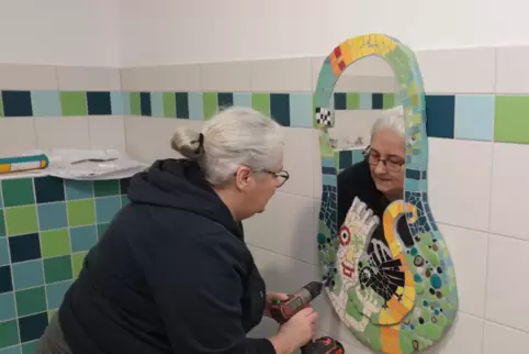 Unser Foto zeigt die Künstlerin Tanja Lebski bei der Arbeit an einem ihrer Werke in der Vorderpfalz. 