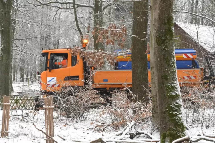 Richtig winterlich sah es am Montag im Wald bei der Lindemannsruhe aus: Auch hier war der Winterdienst im Einsatz. 