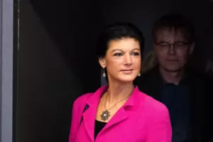 Sahra Wagenknecht und das neue Mitglied ihrer Partei, Andreas Hartenfels. Sahra Wagenknecht und das neue Mitglied ihrer Partei, Andreas Hartenfels.