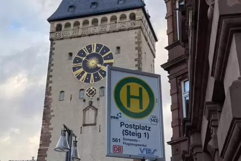 Ort einer himmlischen Begegnung: Haltestelle am Postplatz vor der Deutschen Bank.