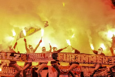Bengalos im FCK-Block kommen den Klub teuer zu stehen. 