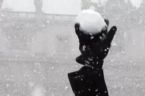 Der Schneeball war gefüllt mit einem zehn mal vier Zentimeter großen Stein.