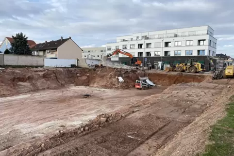 Garagen der Nachbarn weichen dem Neubau. 