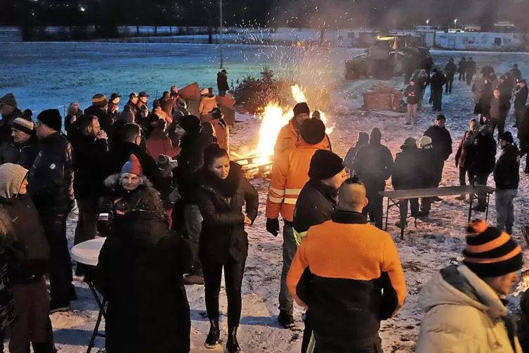 Mit rund 30 Bauern, die am Protestfeuer teilnehmen, hatten die Veranstalter gerechnet. Am Ende waren &uuml;ber 100 Landwirte da &ndash; abe