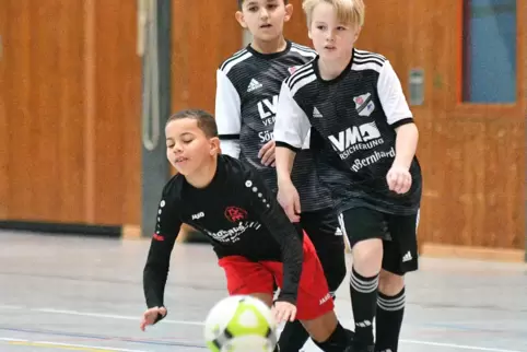 TSC-Spieler Simon Ohafor wird von Leonit Hadjaj und Kyryl Zui (rechts) bedrängt.