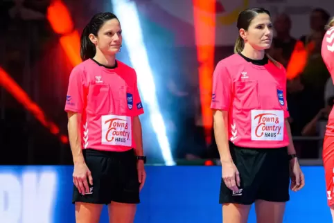 Tanja Kuttler (rechts) und Maike Merz in München beim EM-Spiel Dänemark gegen Griechenland.