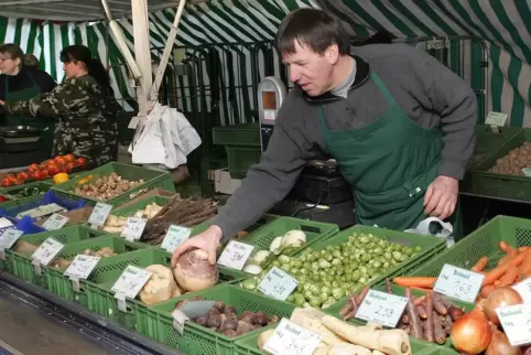 Ein bekanntes Gesicht auf dem Wochenmarkt: Obst und Gemüsehändler Stefan Denis ist im November gestorben, sein Stand wird jetzt 