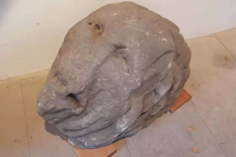 Einem der L&ouml;wen wurde der Kopf abgeschlagen. Sein Torso erinnert an ein menschliches Gesicht. 