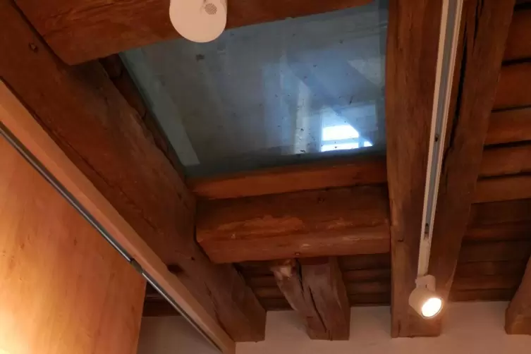 Die alte Glocke ist durch eine Plexiglasscheibe vom Obergeschoss aus zu sehen.