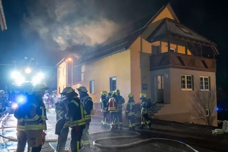 Zunächst brannte ein Carport: Feuer in der Alfred-Koch-Straße. 