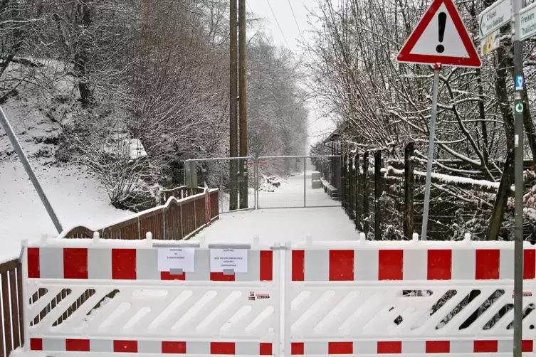 Der Fritz-Wunderlich-Weg ist wegen eines Hangrutsches in der Nähe des Spielplatzes in Ruthweiler gesperrt. Bei Nicht-Beachtung h