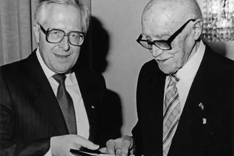 1984 überreichte der damalige Ministerpräsident Bernhard Vogel (links ) den Verdienstorden des Landes an Georg Biundo. 