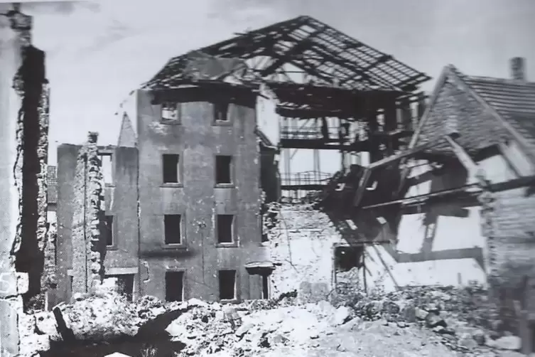 Das Pfalztheater nach dem schweren Bombenangriff in der Nacht zum 14. August 1944.