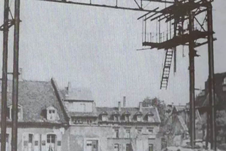 Musen unter Tr&uuml;mmern: die Ruinen des Theaters.