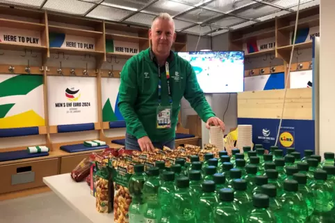 Nur eine Aufgabe: Andreas Reuther richtet Getränke und Snacks in der SAP-Arena.