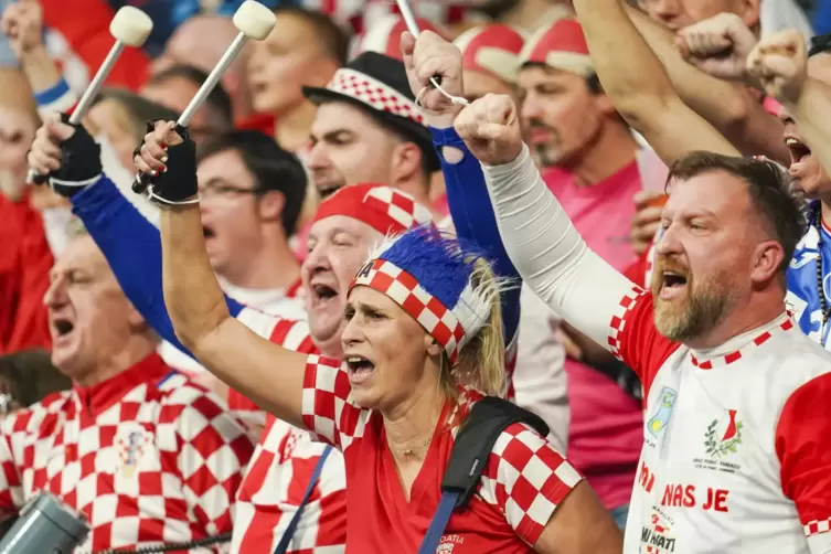 Emotionale Fans: Kroatien-Fans w&auml;hrend des Spiels gegen Spanien. 