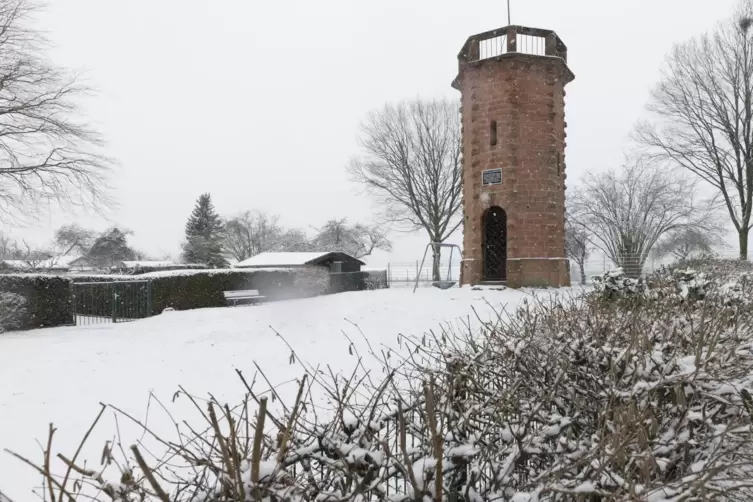 Der Schlachtenturm in Morlautern am Montag im Schnee.