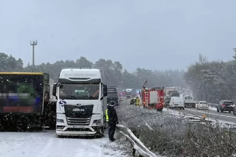 Die Gefahren im Stra&szlig;enverkehr bei winterglatten Stra&szlig;en werden h&auml;ufig untersch&auml;tzt, sagt die Polizei. 