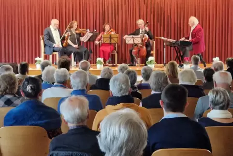 In Waldsee: Das Barock-Ensemble von PalatinaKlassik mit Leo Kraemer (rechts). 