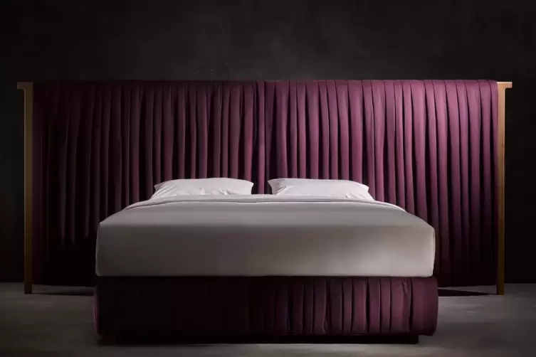 Lieber doch den Seidenpyjama anziehen? Das Bett als Theaterb&uuml;hne: Modell &bdquo;Sipario&ldquo; der Winnweilerer Firma Schramm. 