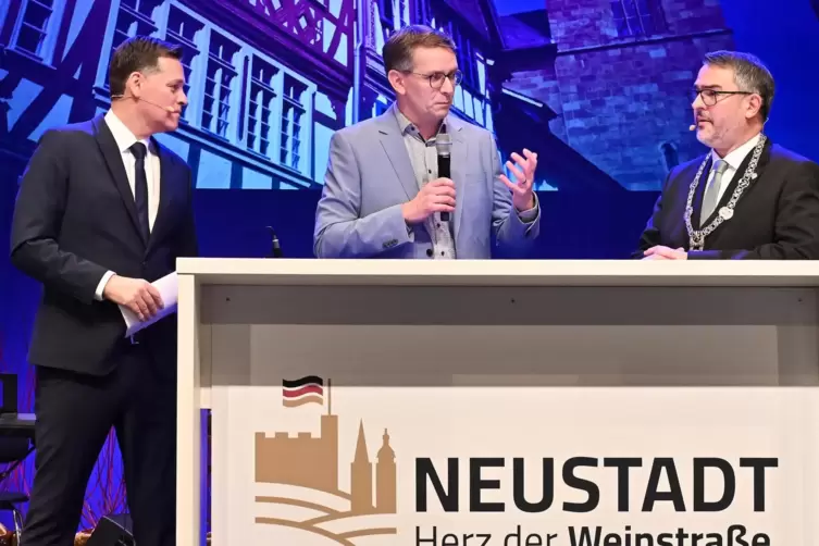 Der Moderator des Abends: Holger Wienpahl (links) mit OB Marc Weigel (rechts) und Baudezernent Bernhard Adams.