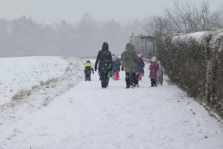 Der protestantische Kindergarten in Kaiserslautern nutzte den Schneefall für einen Ausflug.