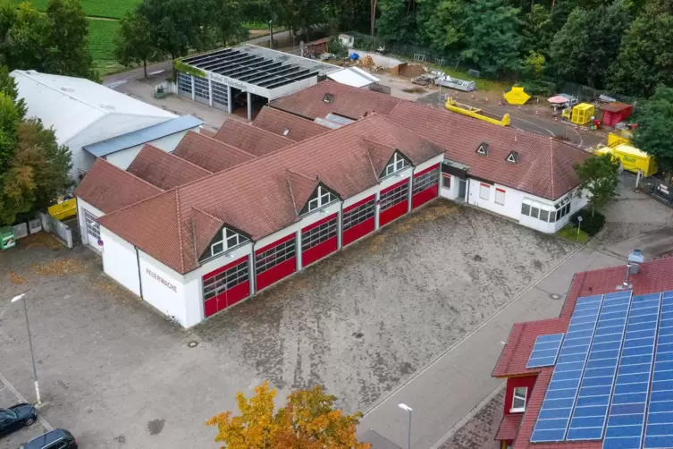 Hier sollen dieses Jahr die Bagger rollen: Das Feuerwehrger&auml;tehaus in Dudenhofen wird Richtung Festplatz erweitert und modernisi