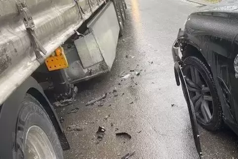 In Edenkoben ist ein Autofahrer in einen querstehenden Sattelauflieger gerutscht. 