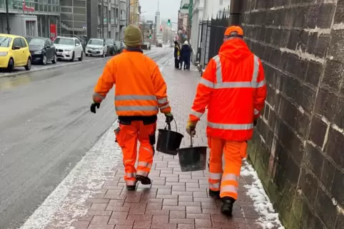 Mitten in der Nacht begannen die Mitarbeiter des städtischen Winterdienstes ihren Dienst. Viele Wege wurden von Hand gestreut.