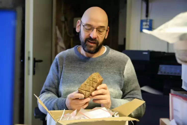 Burgverwalter Andreas Rauch mit einem Teil seiner Funde. 