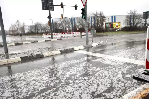 Blitzeis am Boden hat diese Wormser Straße in eine Rutschbahn verwandelt.