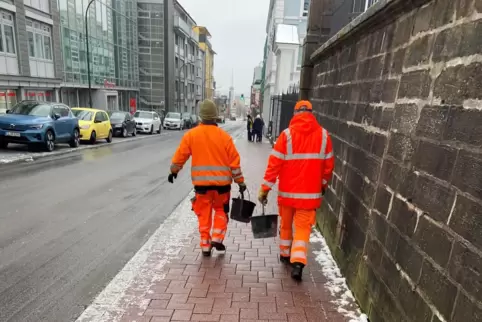 Mitten in der Nacht zum Mittwoch begannen die Mitarbeiter des städtischen Winterdienstes ihren Dienst. Häufig wurde von Hand ges