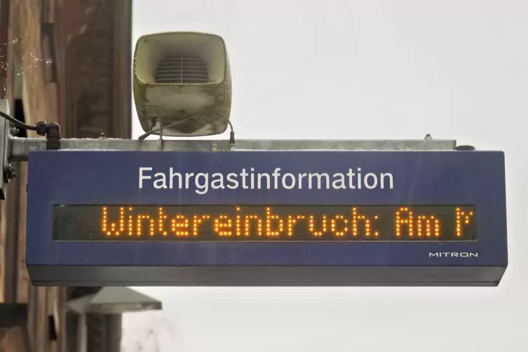 Die Deutsche Bahn warnte am Rammelsbacher Bahnhof vor dem Wintereinbruch. Im Kreis fielen zwar Züge aus, jedoch weniger wegen de