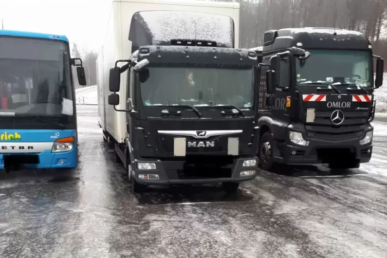 Kein Wegkommen f&uuml;r Lastwagen in Konken durch Blitzeis. 