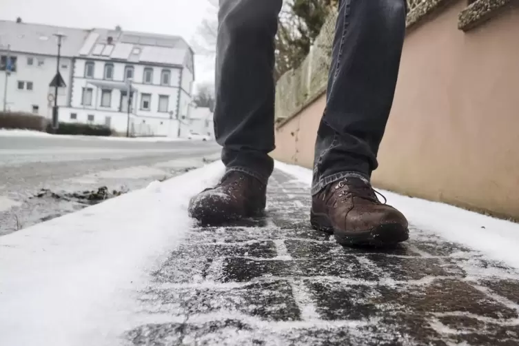 Auf Gehwegen musste man sich vorsichtig fortbewegen. Der Leiter der Stra&szlig;enmeisterei Kusel empfahl Anwohnern, vorsorglich zu str