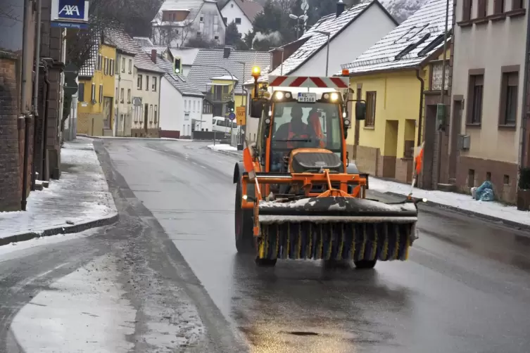 Die R&auml;umfahrzeuge der Stra&szlig;enmeistereien und auch die Mitarbeiter der Bauh&ouml;fe waren viele Stunden im Einsatz.