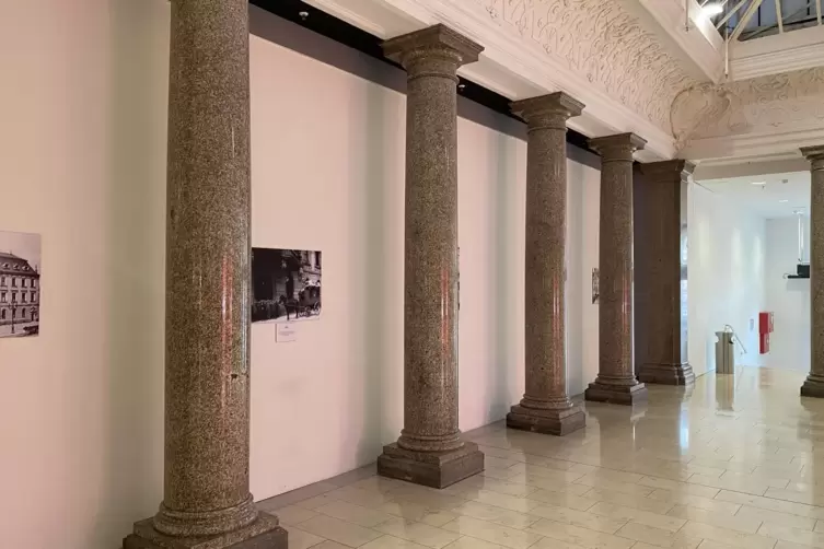 Der heutige Zustand: mit W&auml;nden von der S&auml;ulenhalle der Postgalerie abgetrennter Gastronomie-Bereich.