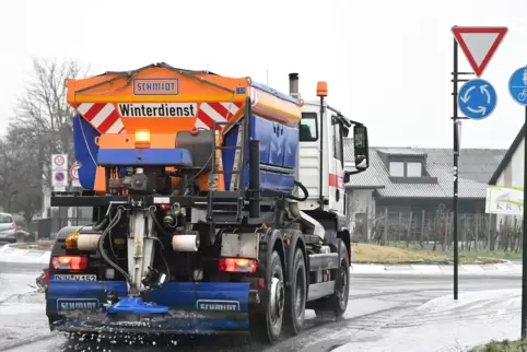Im Dauereinsatz: ein Streufahrzeug am Ungsteiner Kreisel. 
