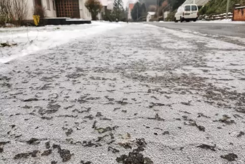 Eine dicke Eisschicht überzog bis zum frühen Nachmittag viele Bürgersteige, dann setzte Tauwetter ein.