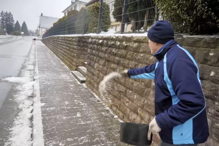 Salz streuen half &ndash; in den meisten F&auml;llen. Wie hier in Rammelsbach im Kreis Kusel.